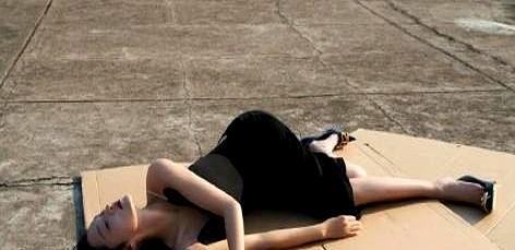 李沁这组时尚大片，拍得跟床上随便一躺似的。
网友炸了，说她这状态太真实了。
娱乐