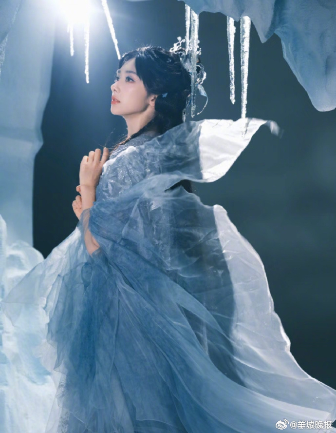 【她的雪山照让人仿佛看到神女下凡】她的身影站在雪山之间，自带清冷神性，.....