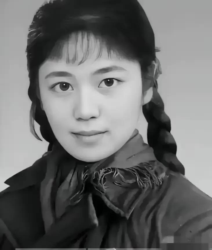 火车一路向北，窗外那片待了八年的黑土地越来越模糊。于文娟攥着那张薄薄的返城证明，