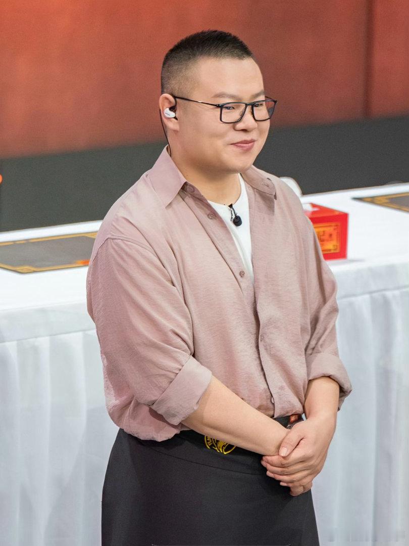 岳云鹏直播聊中餐厅邀约 岳云鹏直播大方聊节目邀约，谈吐真诚接地气，曾经的中餐厅天