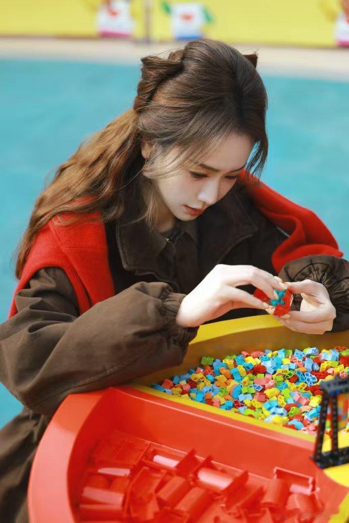 骑马的不一定是王子也可能是戚薇 万万没想到骑马的是戚薇！这反差感直接戳中我笑点，