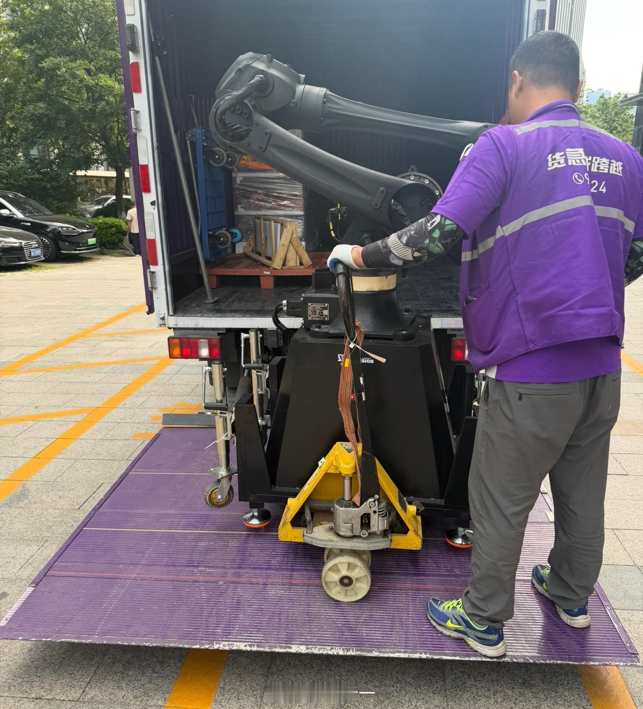 我司的机械臂要返厂检查一下，物流师傅都不敢拉，说这玩意儿不得上百万？怕弄坏了得卖