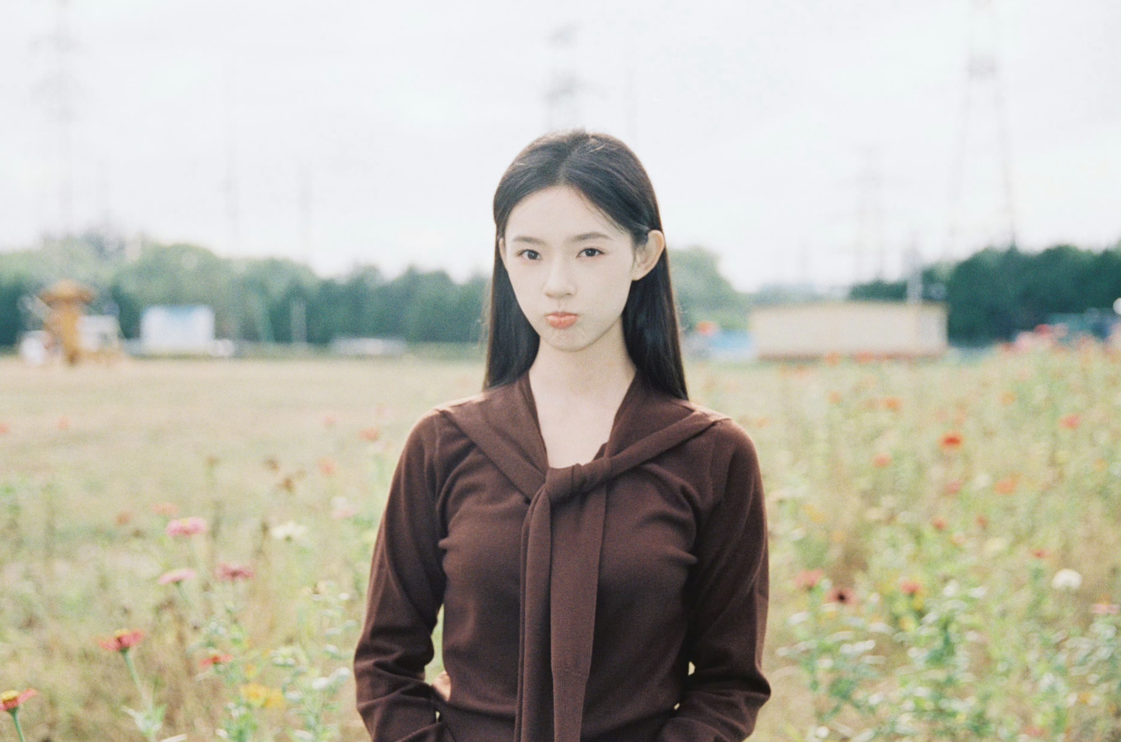林允我的秋日女友上线  秋天的阳光落下来的时候，真的是感受到了独一无二的一份浪漫