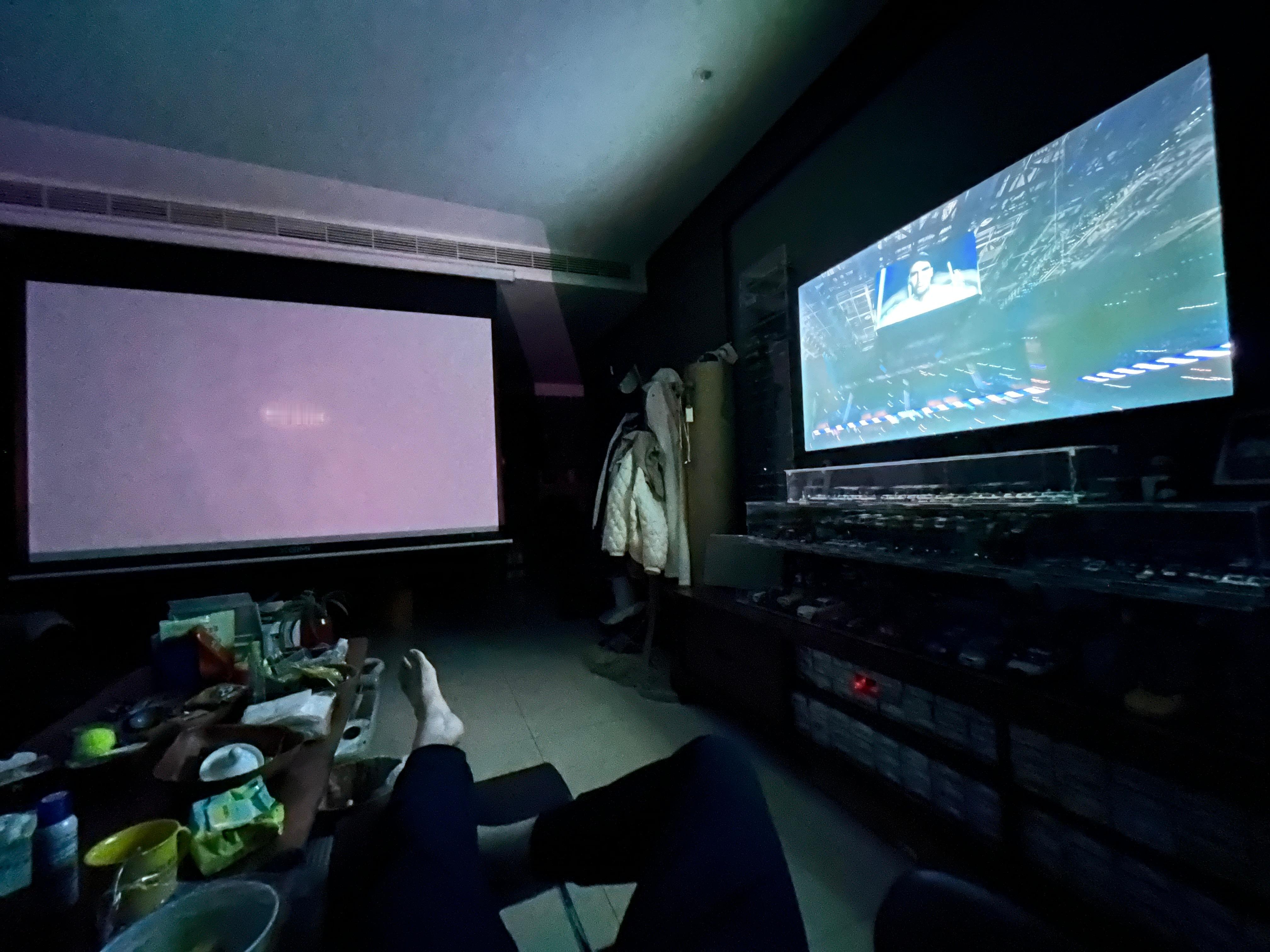 时间刚刚好，投影上电影看完，电视上阿卡登场。别看阿卡已经确保出线，这场球他还是输