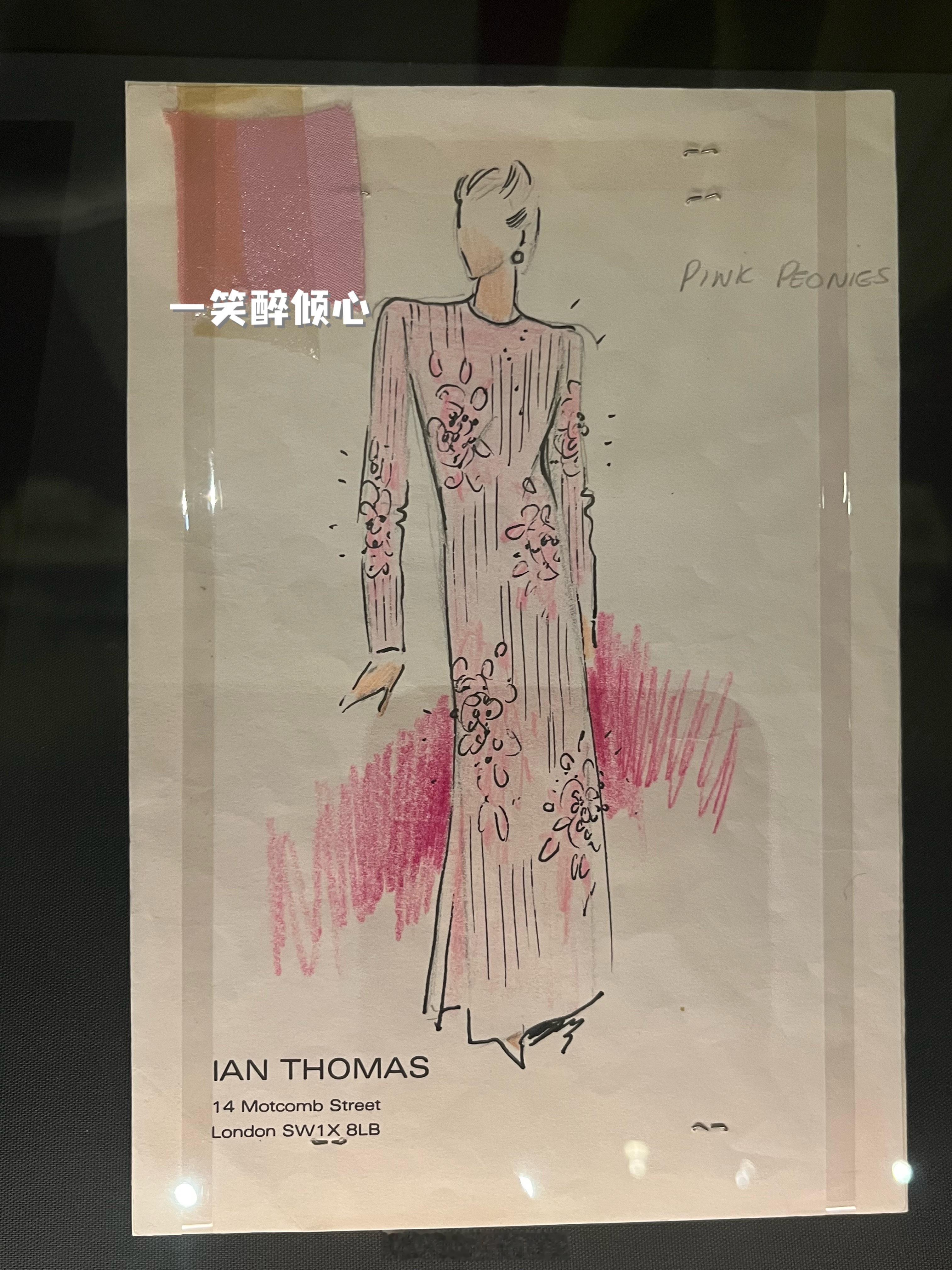 1986年10月13日，伊丽莎白二世女王的粉色晚礼服是由服装设计师IAN THO