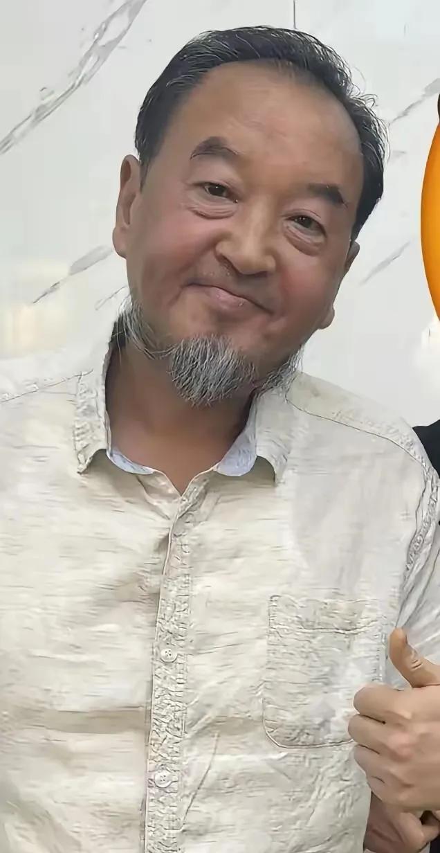 这位老头，可是曾经中央台的主持帅哥，烟俊潇洒，玉树临风，才华横溢，长啸本名陈家传