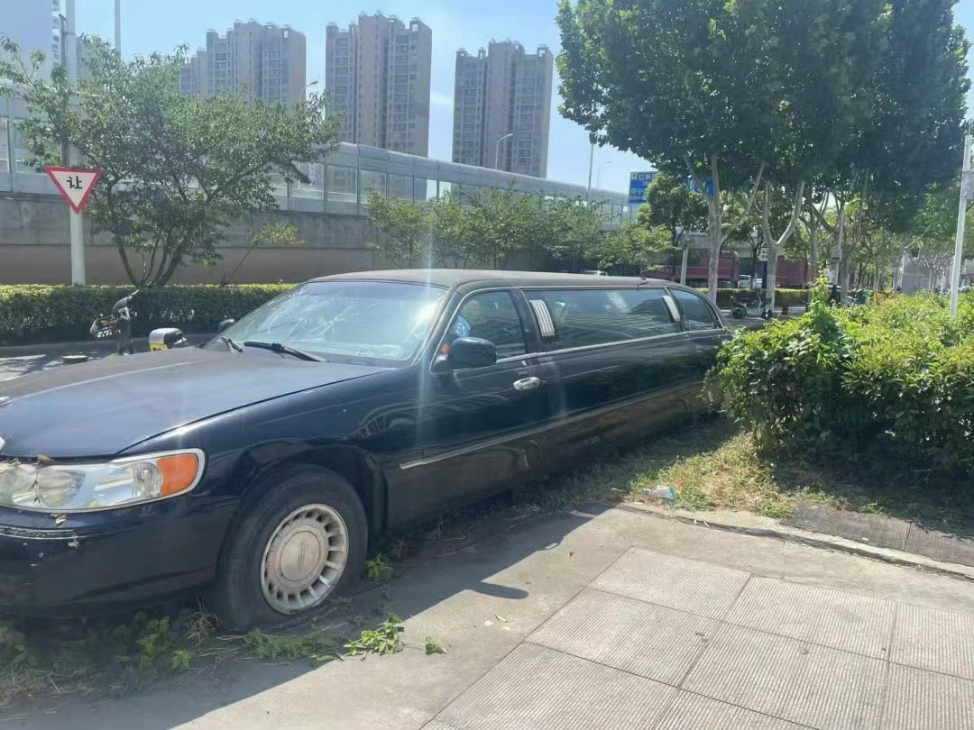 浙D加长林肯趴窝合肥5年这种车都要报废了吧，这种算是豪车嘛 ​​​