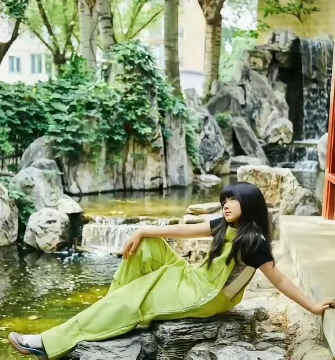 时光飞逝，张亮的女儿张雪铱已经十岁了。她留着一头乌黑的长发，额前是整齐的刘海，笑