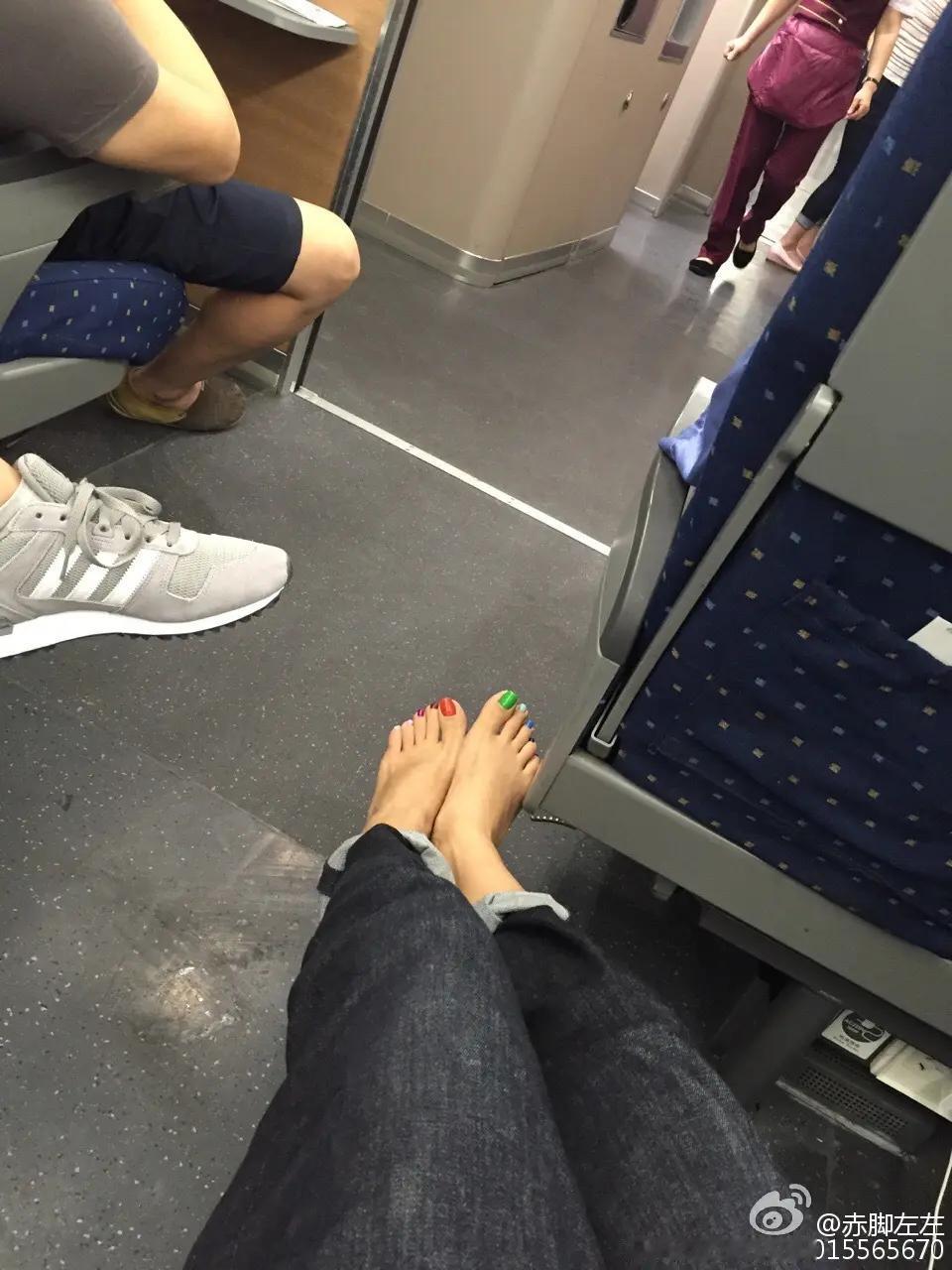 女士，请您穿上鞋!

在网上经常能看到女士光脚的图片 ，如果是在家里或公园绿地，