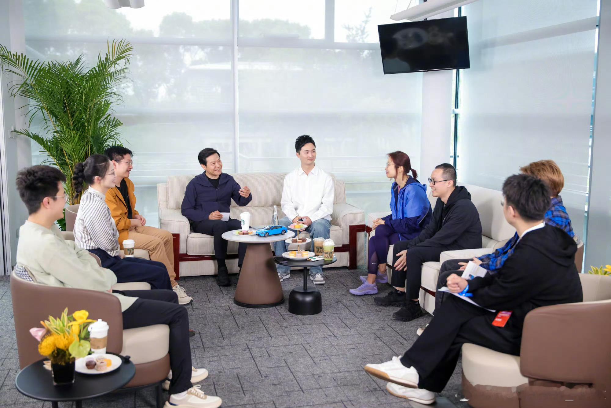 身边人总说咖啡奶茶对身体没好处，自己也一半存疑。不过看雷军也是经常喝星巴克，估计