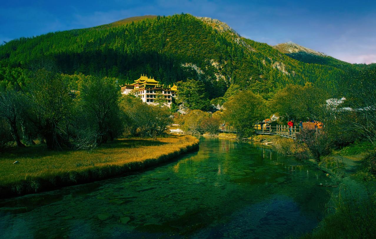 冲古寺，你是亚丁的瑰宝。
 
你静卧在雪山与森林之间，宛如遗落人间的仙境明珠。那