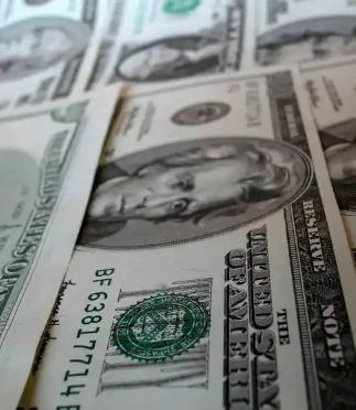 现在出现一个很反常的现象，当美国疯狂发售美债的时候，很多国家包括中国不仅不增持，