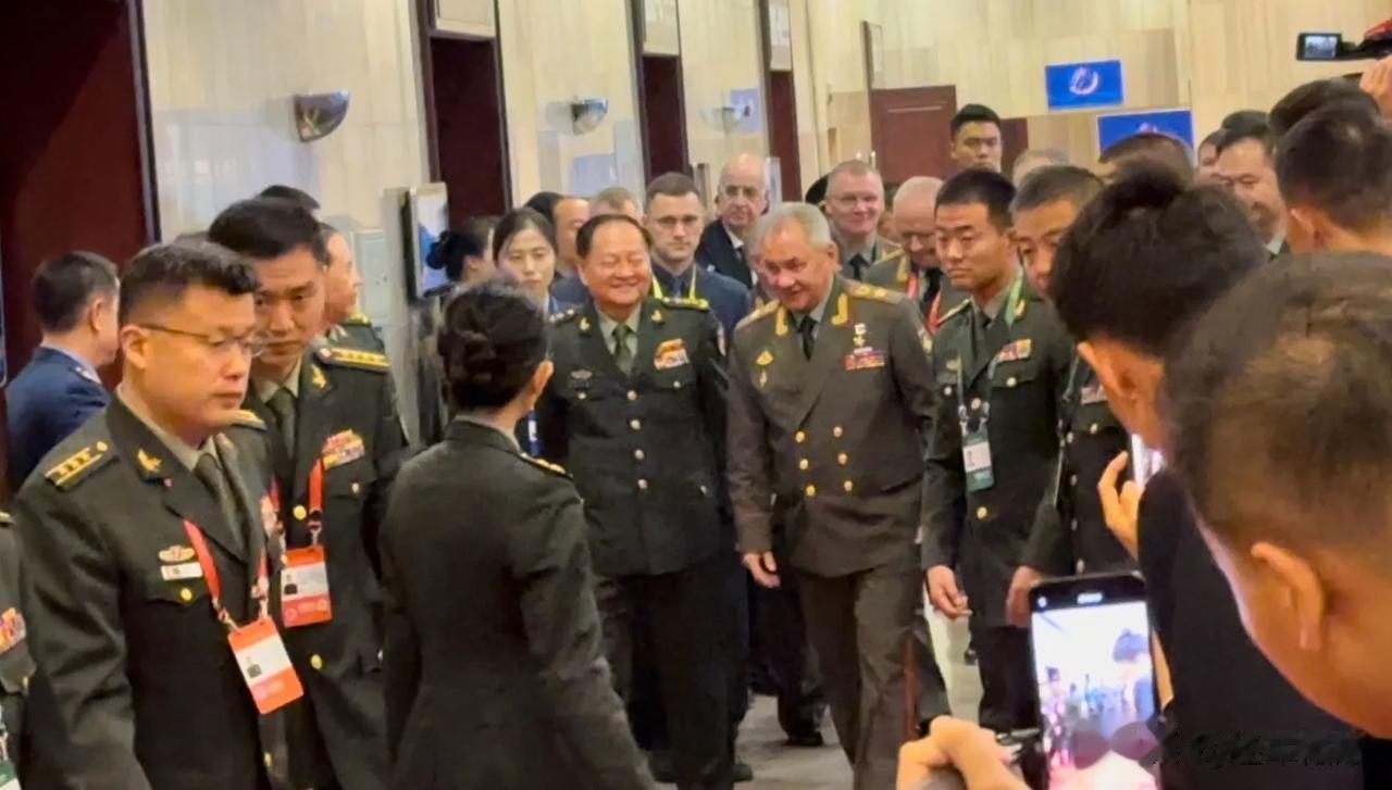 绍伊古抵达之后先进行双边会谈，美国代表避开媒体进会场坐下来与周围人热聊。 ​​​