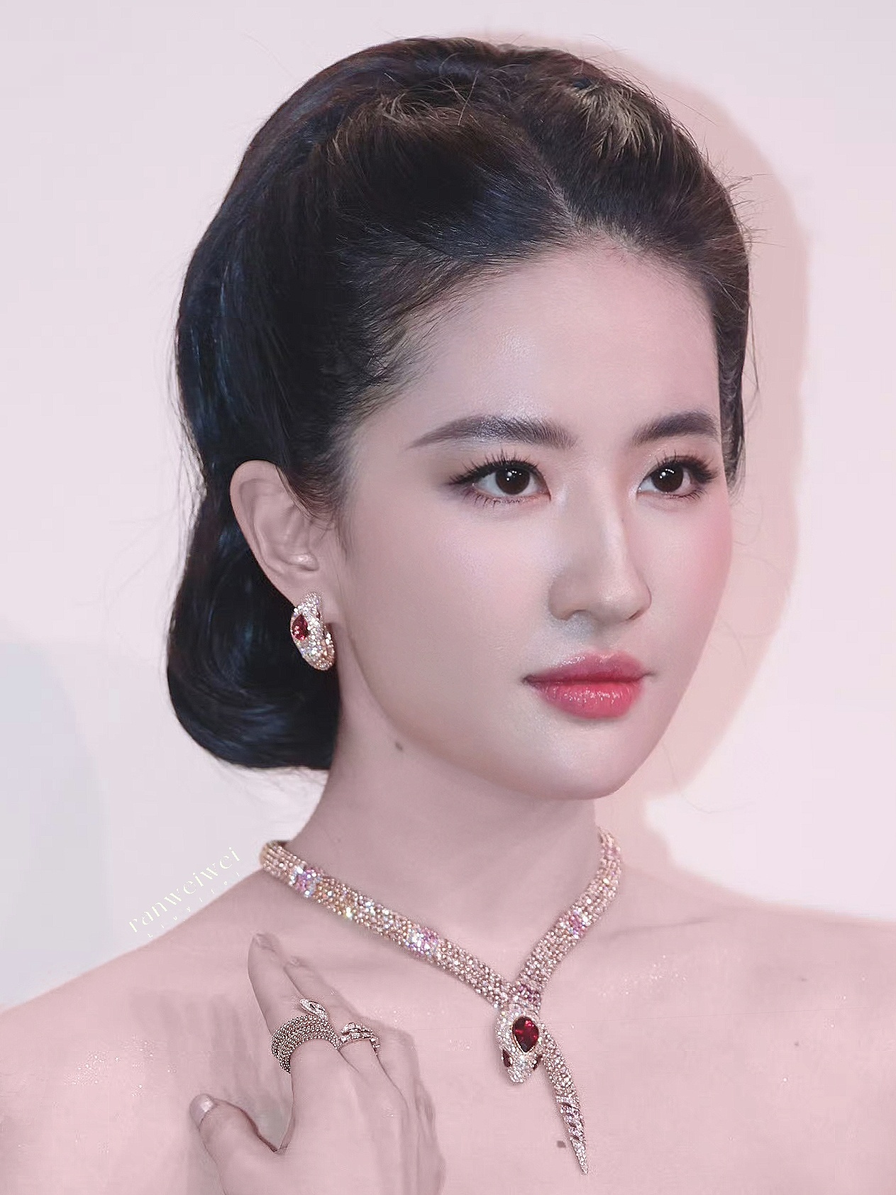灵蛇女王，美得劈头盖脸[awsl][awsl][awsl] 