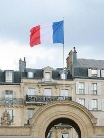 川普大棒挥下，变色龙果然怂了。法国称，未改变美军机飞越领空政策，对特朗普言论表示