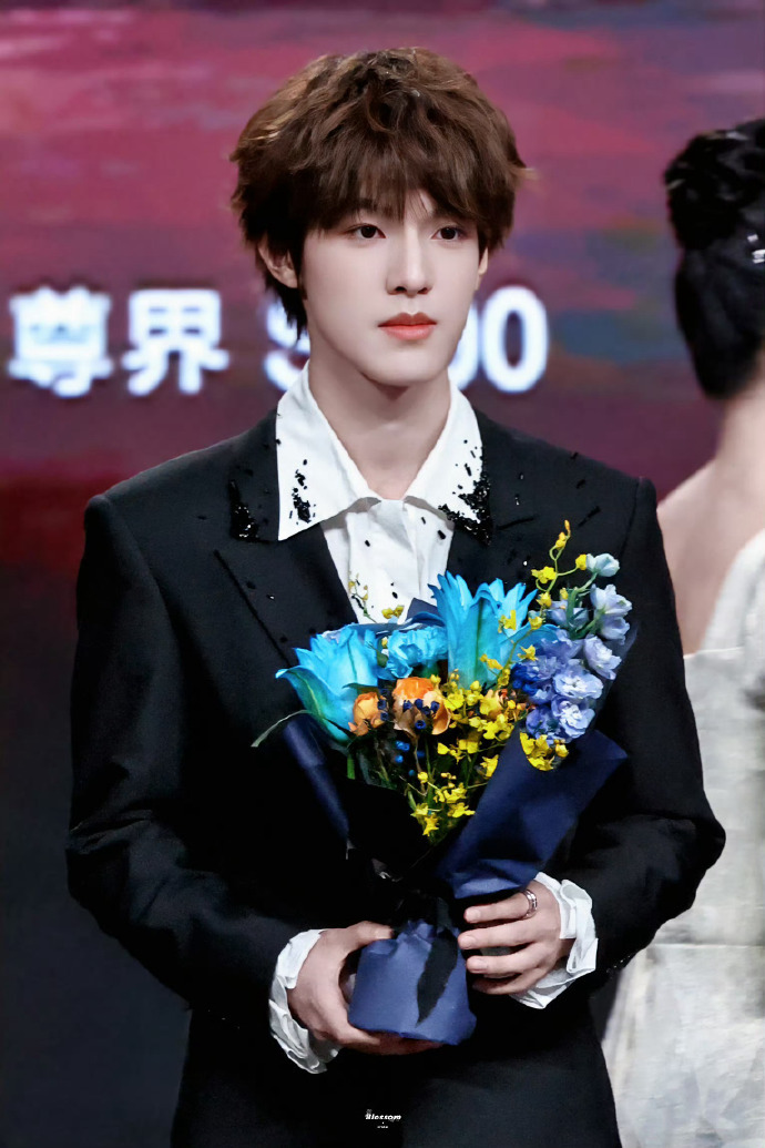 张泽禹临场反应力直接给到夯张泽禹紧急踢走舞台杂物 被张泽禹的舞台应急能力圈粉！表