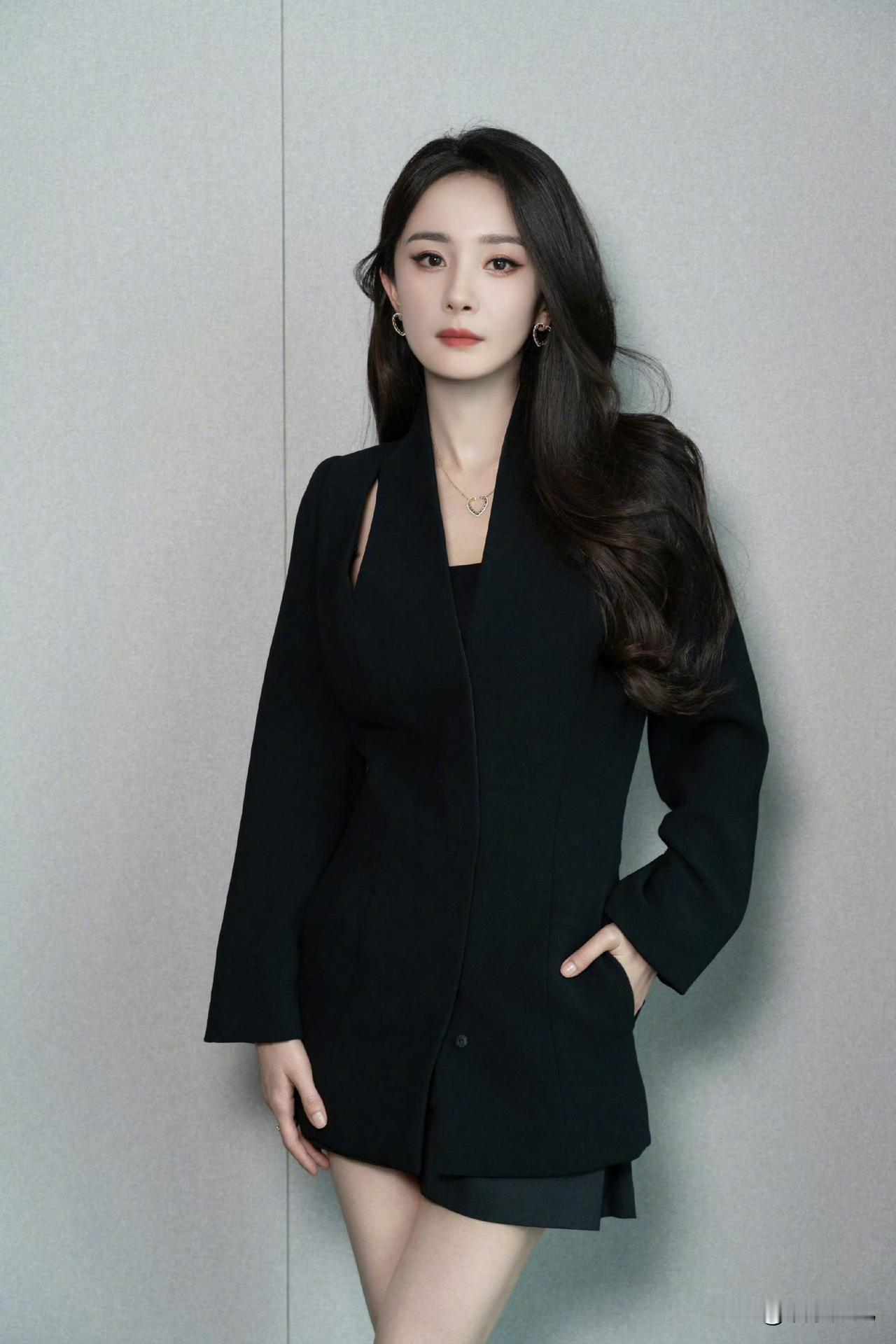 杨幂🖤身穿jpg高缇耶2003春夏系列，录制王牌对王牌，是古董高定✨