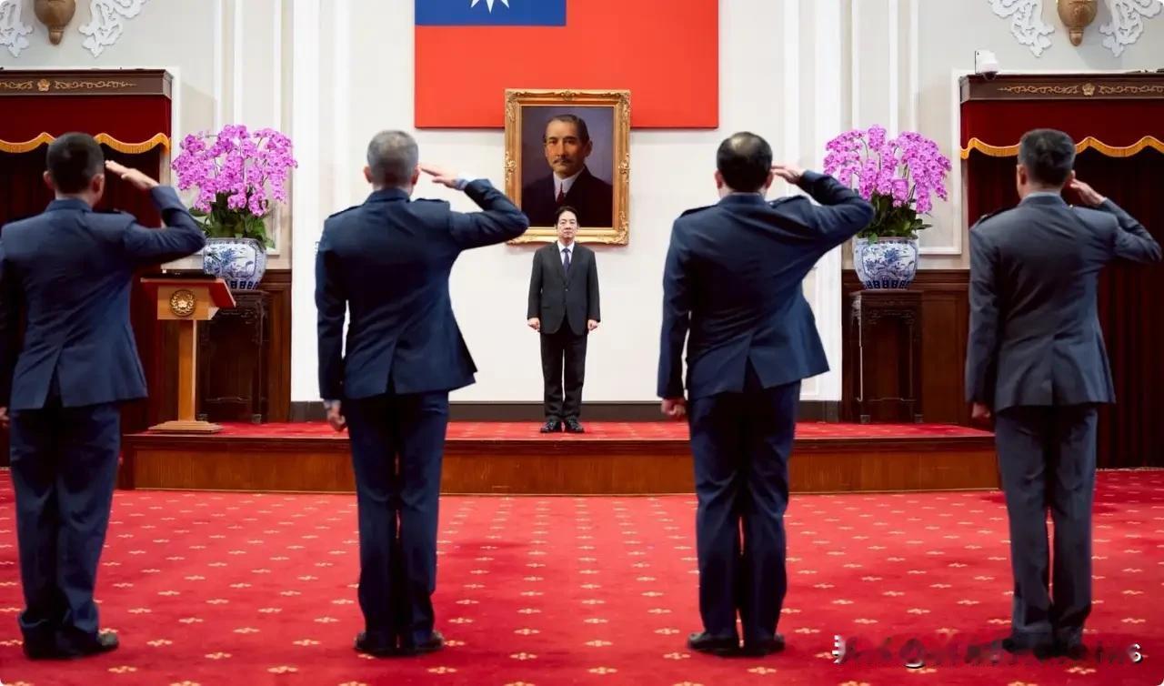 台湾民进党主席赖德清在‘伪总统府’给4名军人授衔，背景墙却是国父孙中山先生画像和