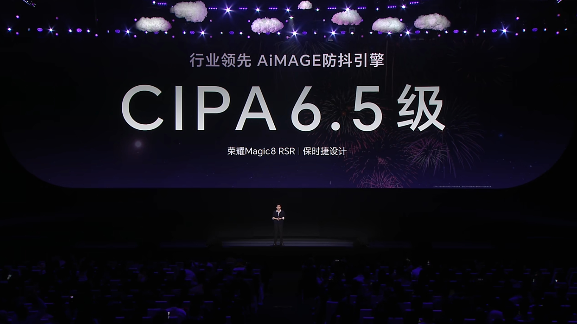 荣耀Magic8  RSR保时捷设计采用超微晶纳米陶瓷打造机身，提供「月光石」和