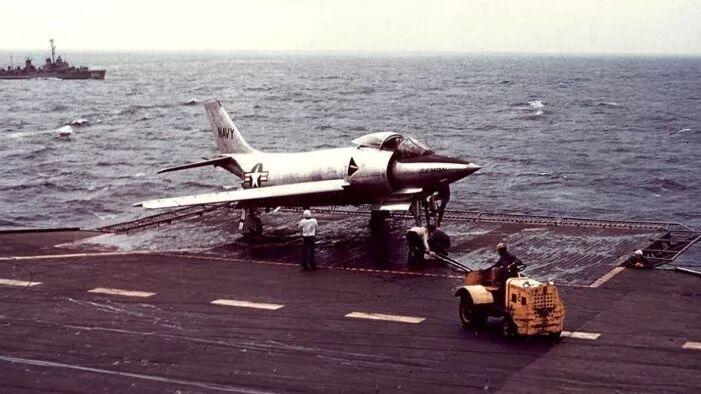 1953年，停在航母上的美国海军麦克唐纳XF3H-1舰载战斗机原型机。