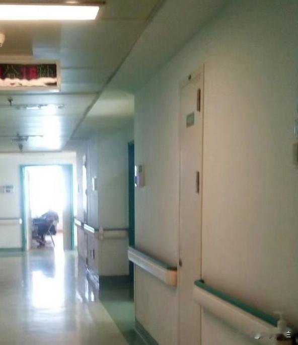 男子扬言情愿坐牢，他也不愿意赡养他的老母亲。

老婆婆八十几岁了，最近身体不好住