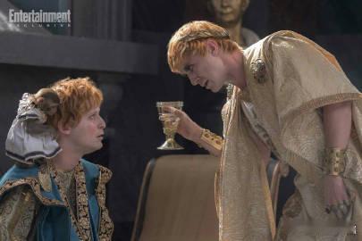 角斗士2全程指缝看  想象下，走进影院，《角斗士2》开场便将你拽入古罗马战场，嘶