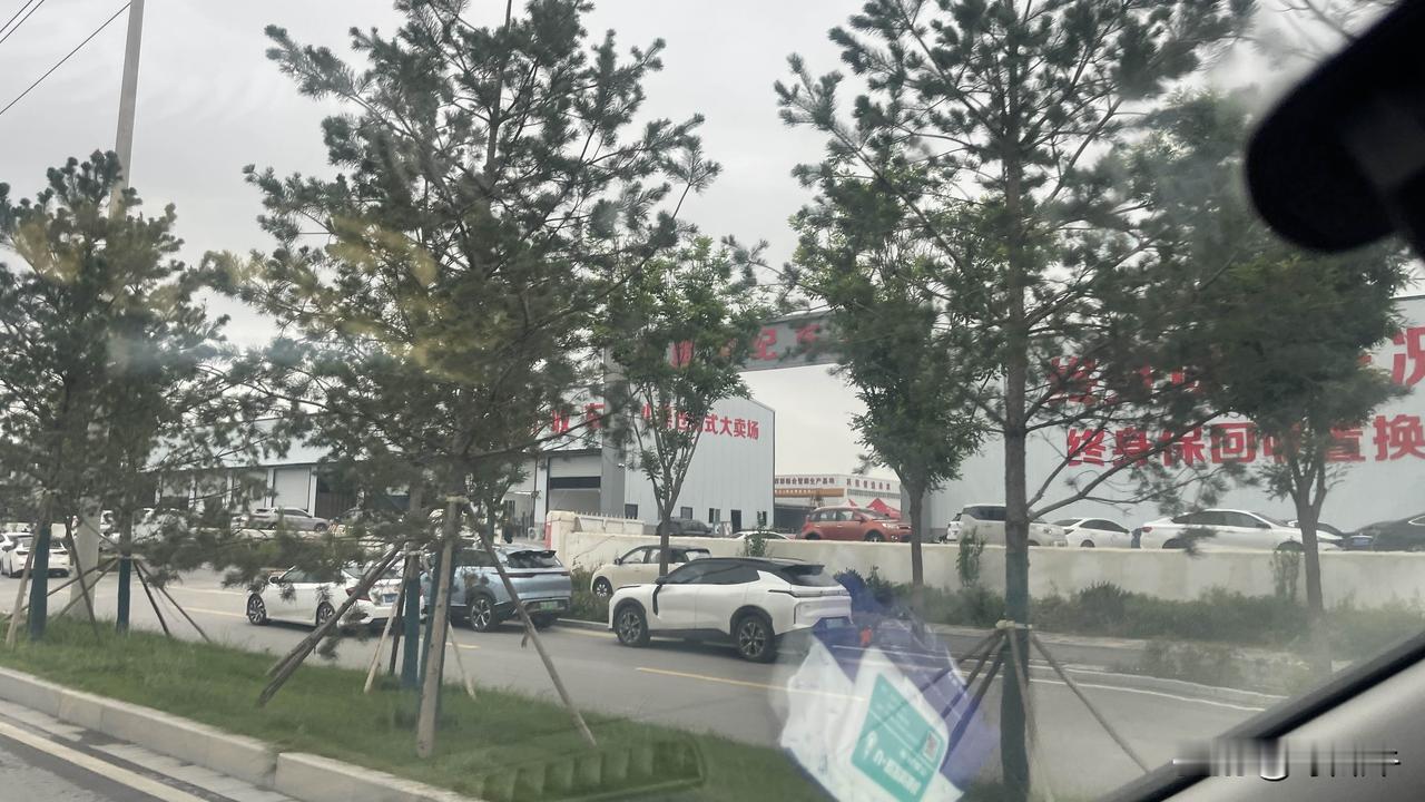 原来小黑世纪车城在这里！
你要说咸阳二手车最大的市场，甚至说，整个陕西，二手车最