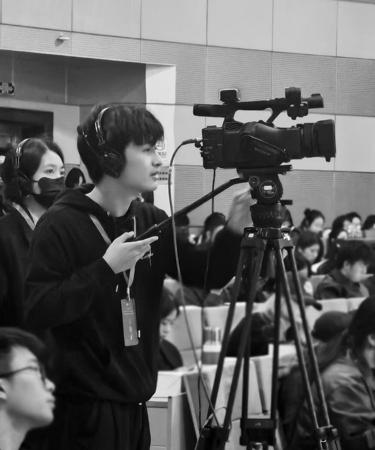 “饭都不吃，她却说睡着了就不饿了。”

    最近，北京某高校一名大一新生的对