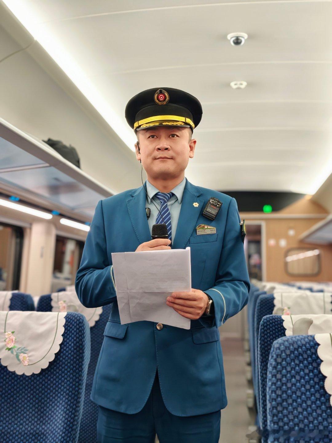 从昆明南出发，坐上中老铁路国际旅客列车，一路向南抵达磨憨。窗外是不断变换的云南山