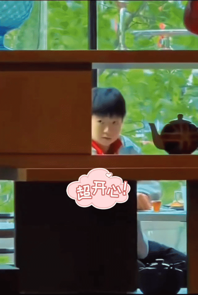 Sunyingsha is very cute!
头头正在吃饭，
他的对面坐着一