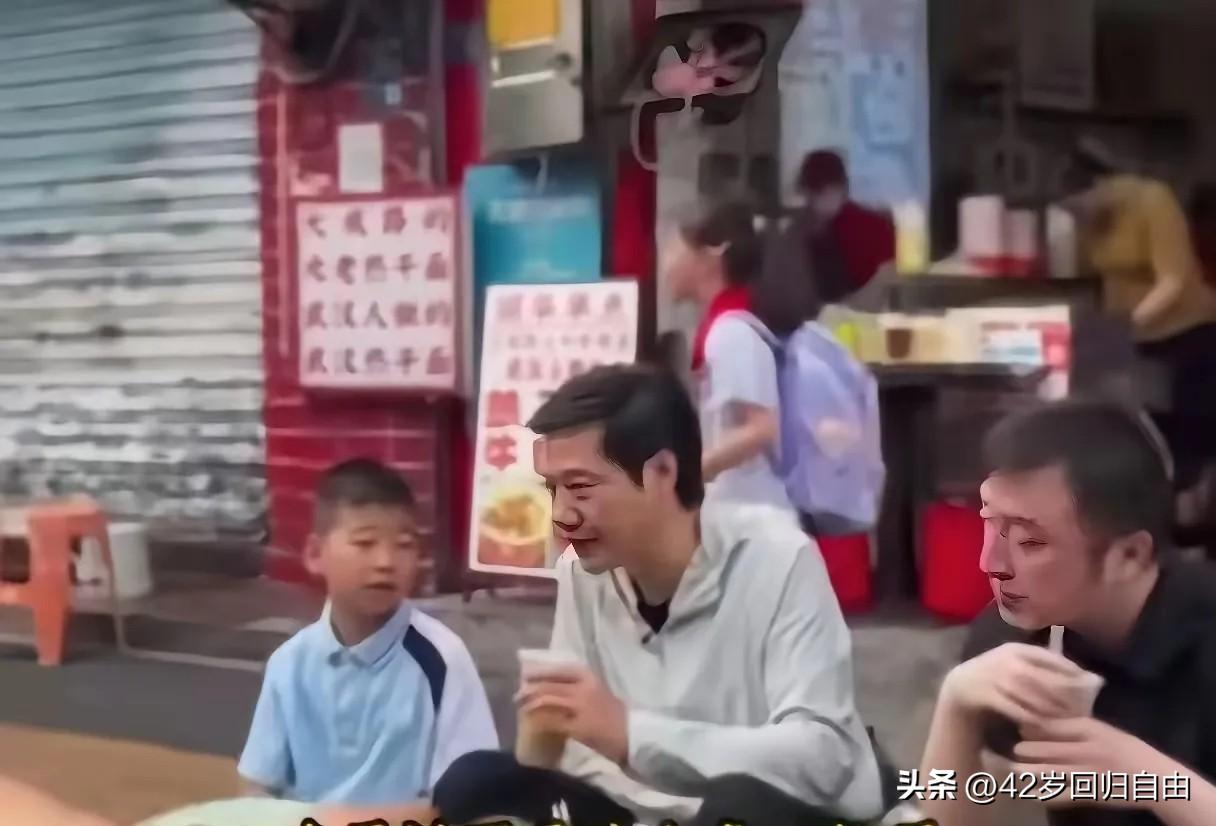 武汉人是“城墙上的麻雀”见过炮火，宠辱不惊！

吃个面，背后跟着好几个摄影师，连