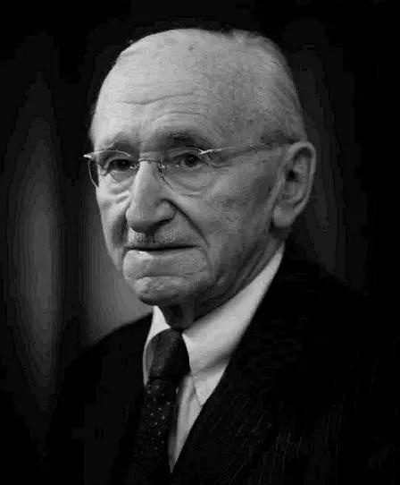 哈耶克的十句至理名言：
1.	愿意放弃自由来换取保障的人，最终既得不到自由，也得