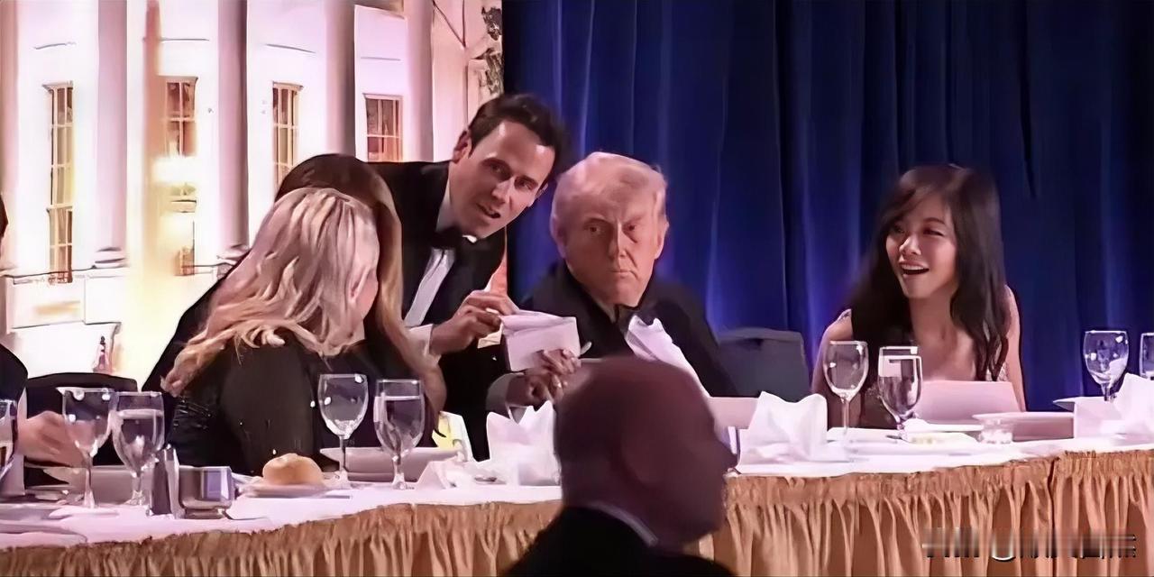 白宫晚宴枪击现场，爆火了一位华裔女子，她是谁呢？

美国白宫枪击事件发生时，这位