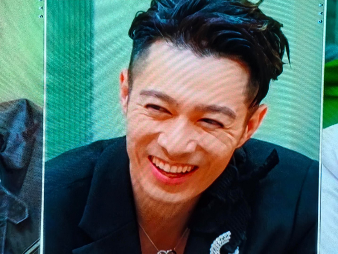 周柏豪波斯造型和迪丽热巴撞脸国乐无双 男明星撞脸女明星不稀奇，但撞出同款西域氛围