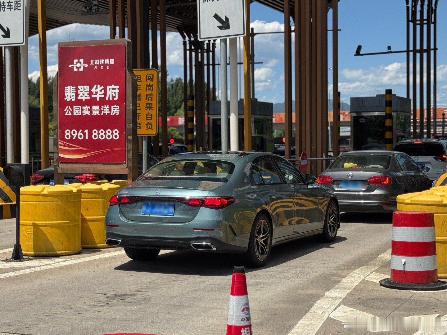 这个配色的奔驰e好漂亮！凯文聊车 ​​​