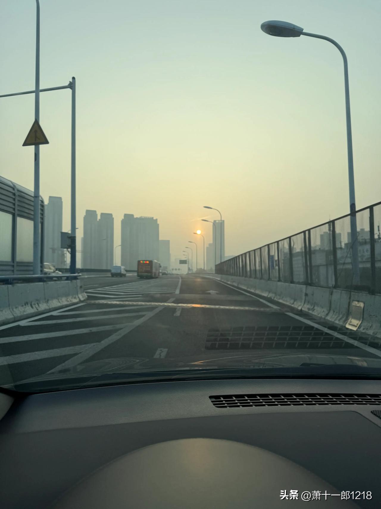 朝霞冉冉升起
大雾慢慢消散
爬坡的路虽然艰辛
前面就是康定大道
继续努力加油吧！