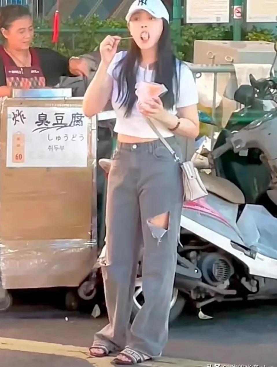 伊能静
回台北看望妈妈
吃臭豆腐的那一幕
感觉她好接地气

注意看
脚上还穿着拖