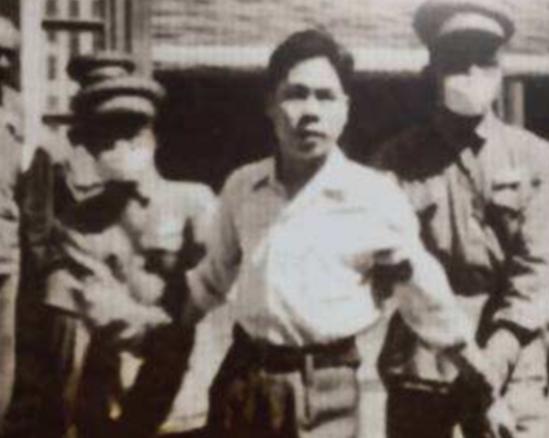 1948年8月，毛人凤得知亲信戚再玉、张亚民被抓后，打电话让淞沪警备司令部放人，