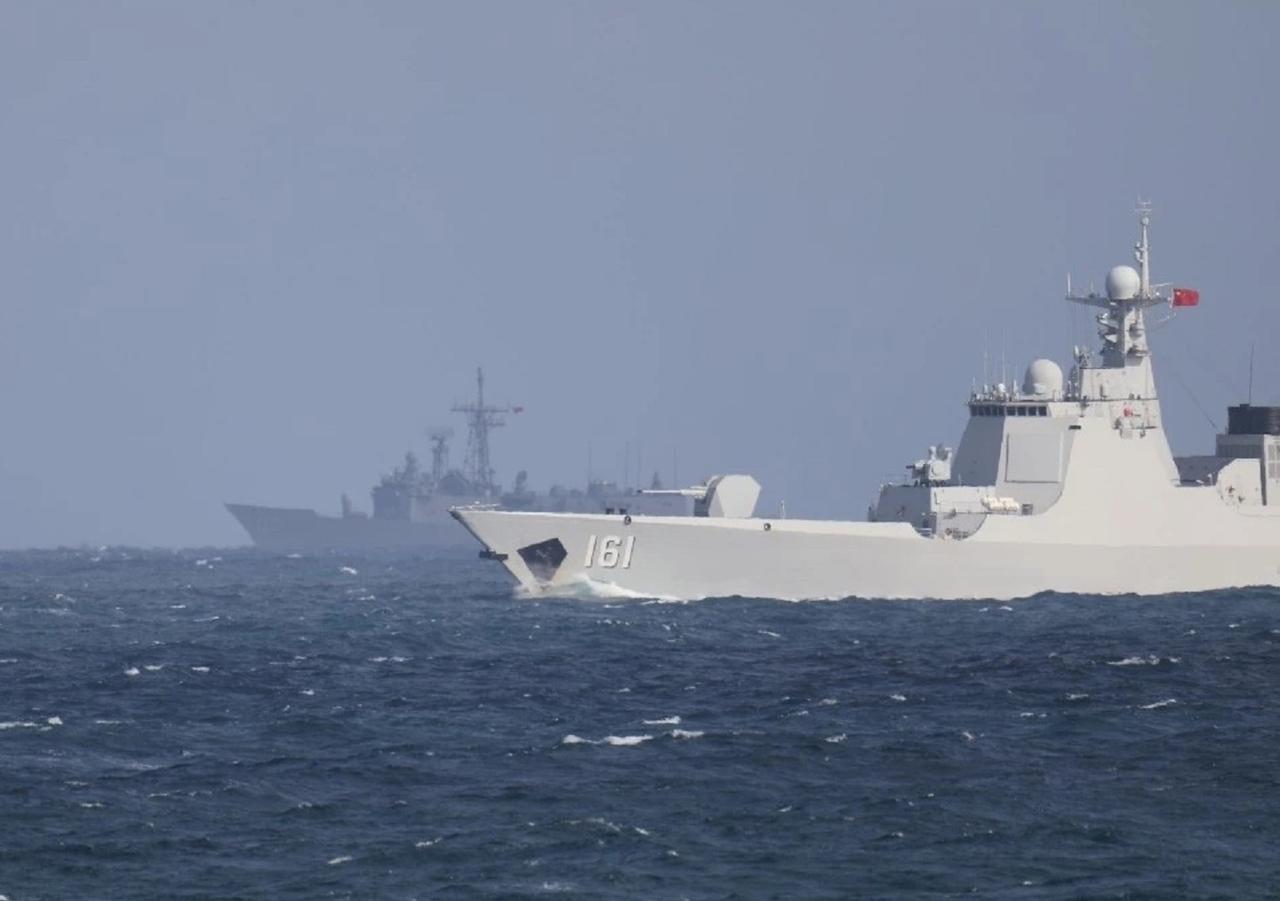 052D驱逐舰与成功级巡防舰海上对峙，对方开火控雷达照射，我方强力反制！
台伪海