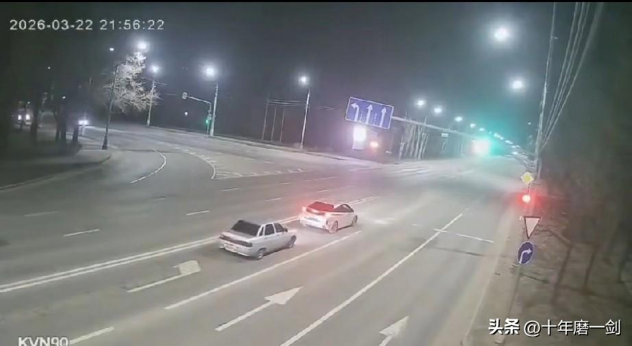 3月22日，大约晚上十点，在一个丁字路口，一辆白色小车和一辆银色小车在左转道等红