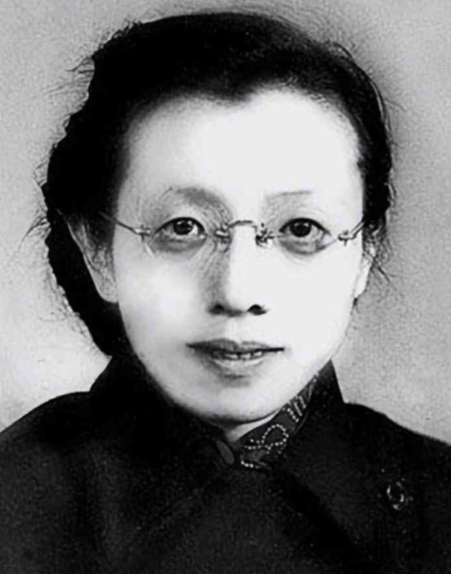 这个“败家富婆”在解放军进城那天，
首长竟然一路小跑着过去迎接她！
要是有人拿着