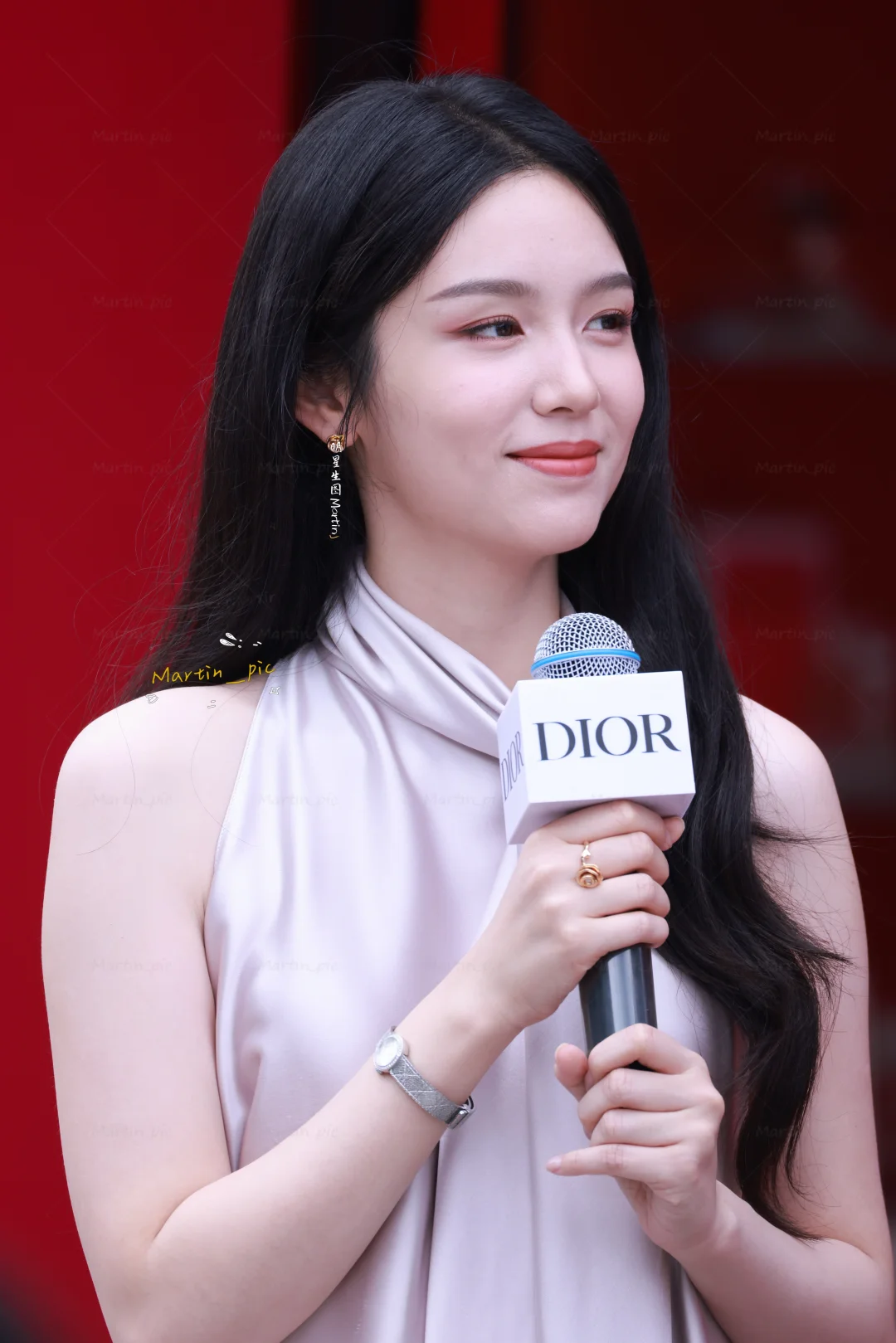 周也今日份DIOR生图掉落~