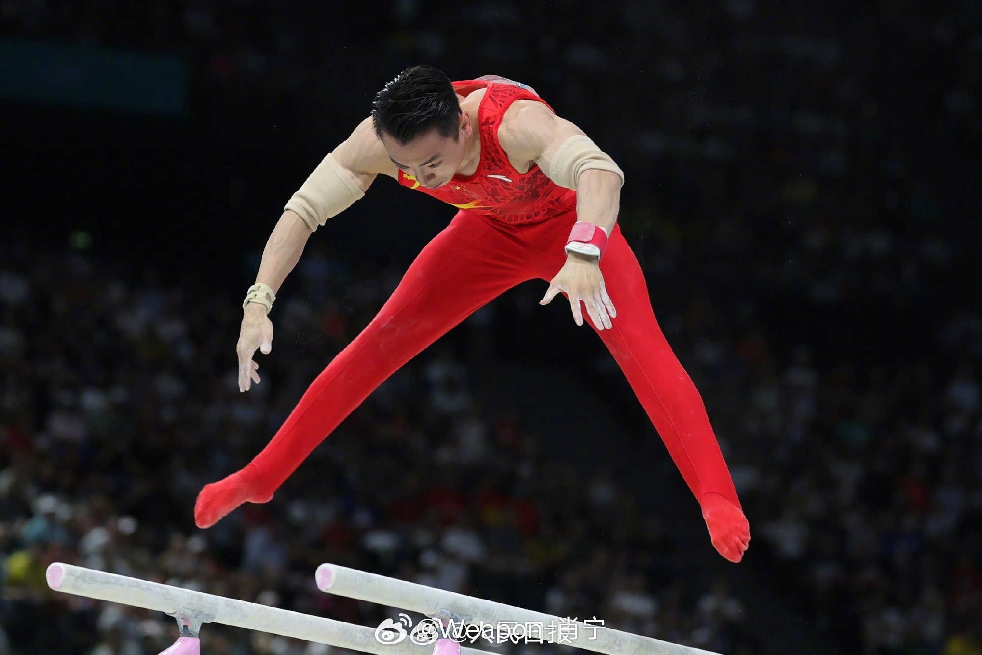 【祝贺！#邹敬园卫冕体操男子双杠金牌#】#中国第21金# 在男子双杠决赛中，东京