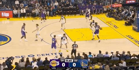 开始了！湖人第一球来自艾顿中投！湖人vs勇士