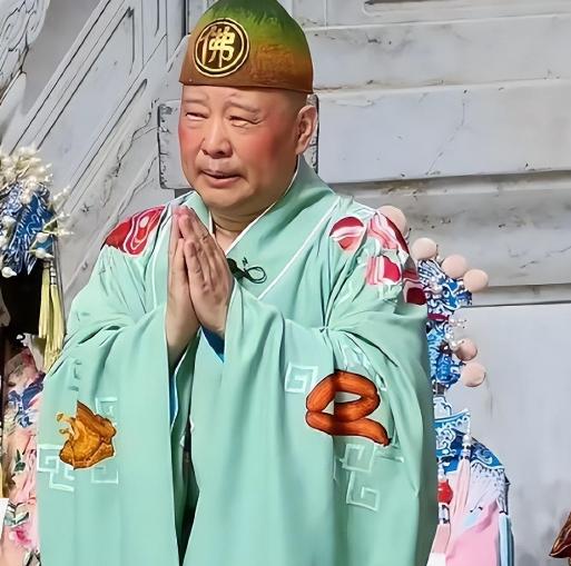 被立案调查才9天，53岁郭德纲再迎噩耗！
8月20日，是郭德纲因为改编红歌被立案