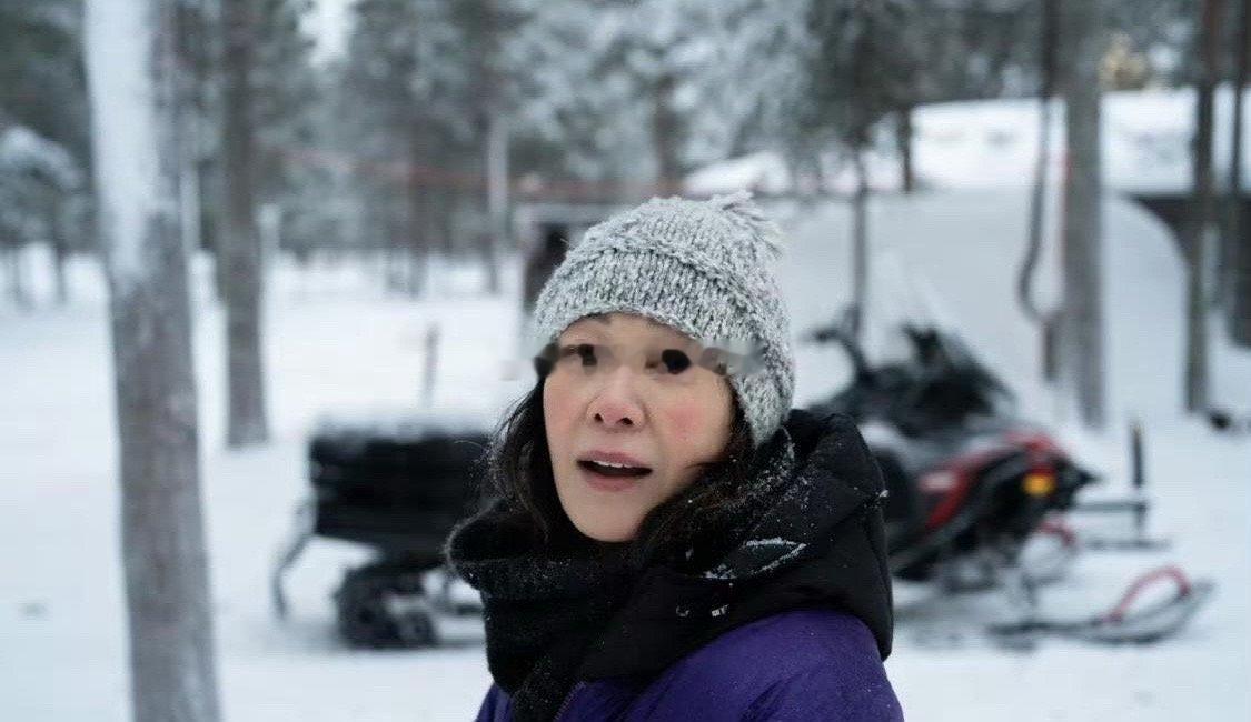 刘若英带儿子去芬兰旅行看极光了，宣布隐退后开心享受生活中，奋斗了一辈子终于可以喘