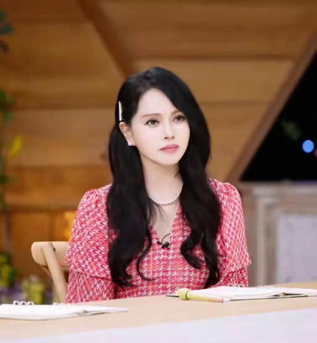 56岁的伊能静，实际和美貌上了新闻联播，难怪她老公欣赏 ​​​