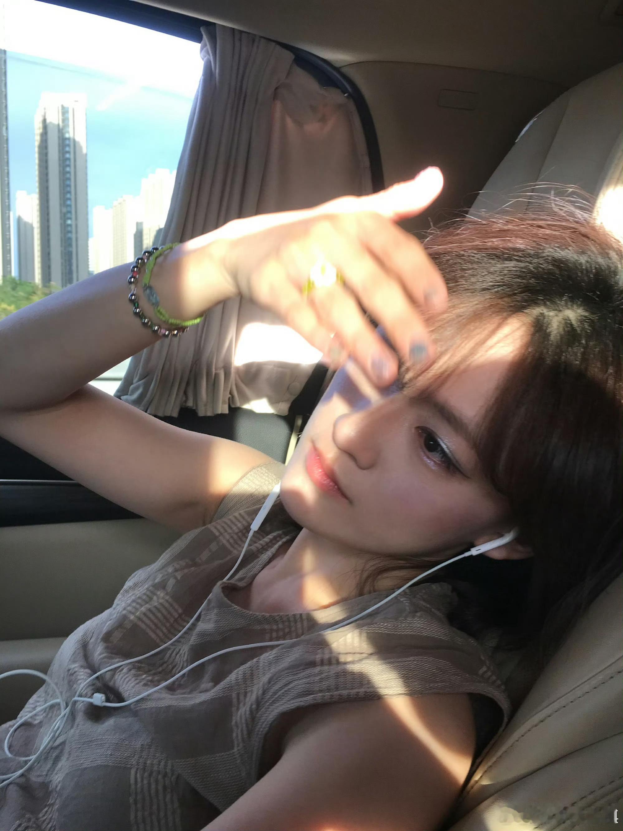 王源孤独又破碎的青年在虚拟世界里寻找真相，光是这个设定就让人起鸡皮疙瘩！文淇饰演