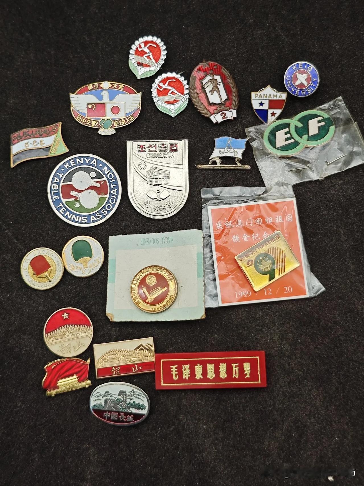 前段时间在一位澳门藏家处交流到一套老徽章，是一名澳门乒乓球运动员的，主要的章有：