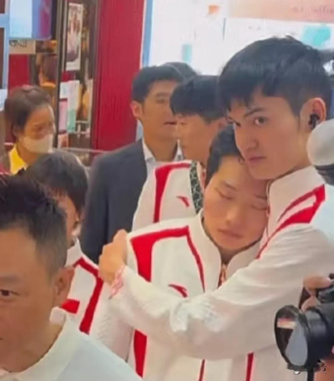 你俩好暧昧
王宗源柔弱不能自理
你就这么水灵灵躺盛李豪怀里了
之前他就老喜欢躺龙